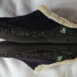 Kamik women's size 10 fleece-lined slippers, black